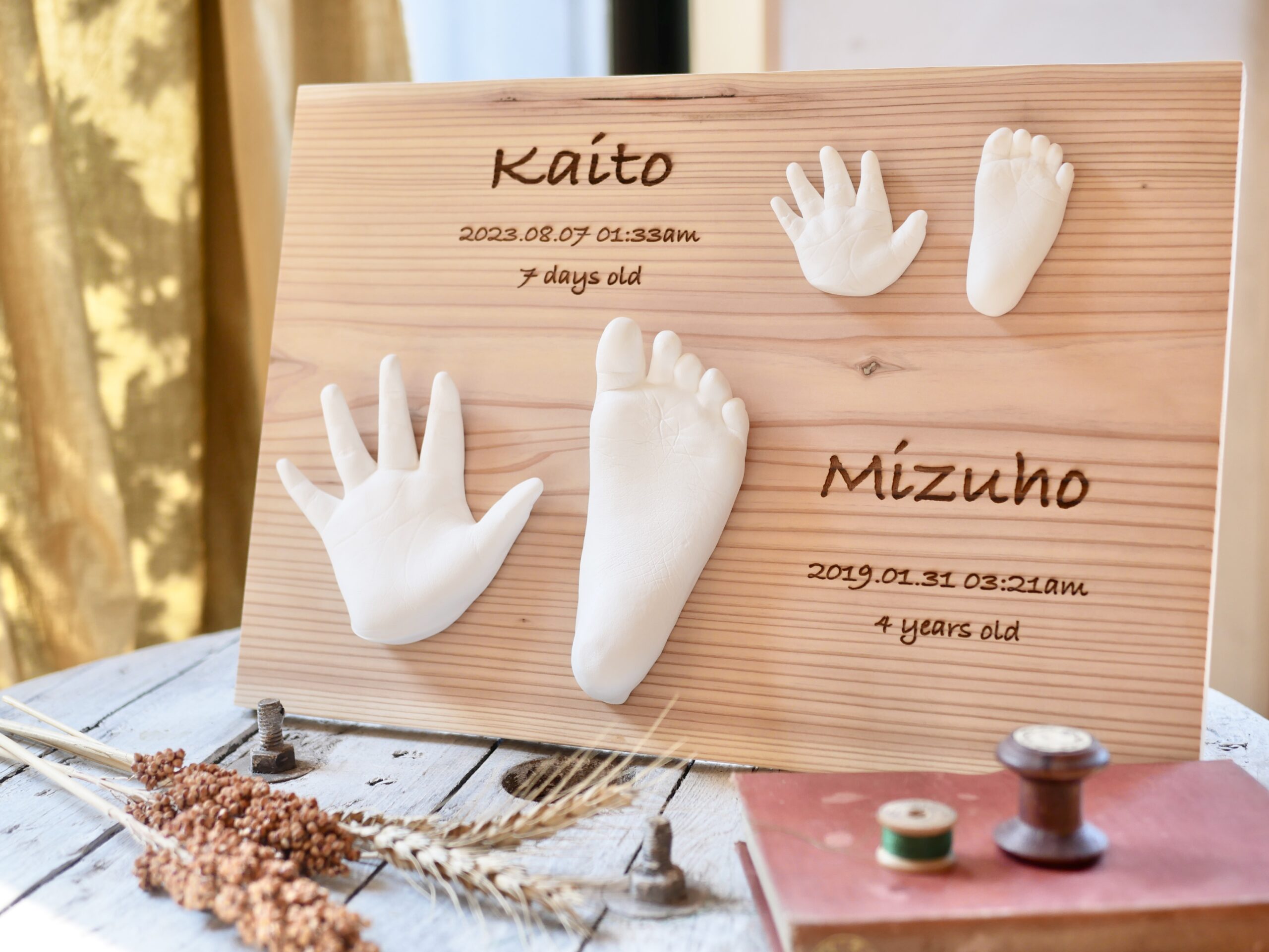 天然石 佘太玉ジェード足のデザイン手に持つ（B0123） 手形足形アート【Margaret~マーガレット~】 兄弟仕様 | 手形・足形